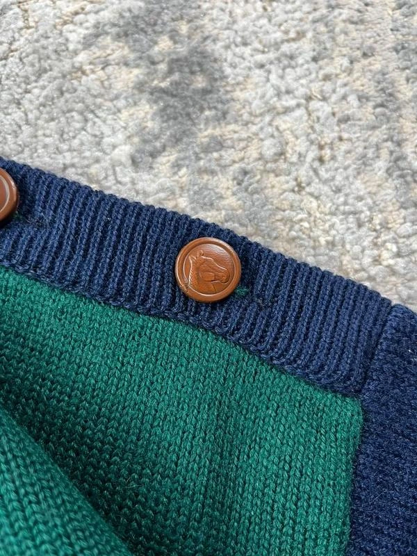 Pull en laine à col rond brodé style Coogi Vintage avec boutons sur les épaules – photo 9
